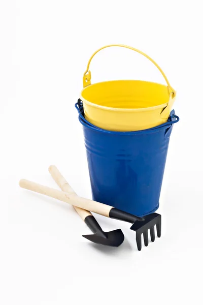 花园铲、 耙和孤立的蓝色金属桶 — 图库照片