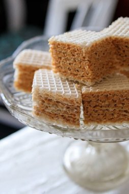 Gri arka planda haşlanmış süt ile çıtır waffle keklerinden yapılmış waffle keki. Çabuk tatlı tatlı.