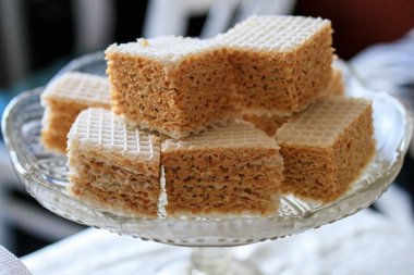 Gri arka planda haşlanmış süt ile çıtır waffle keklerinden yapılmış waffle keki. Çabuk tatlı tatlı.