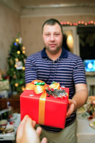 Jovem homem mantém presentes ano novo bela caixa de presente — Fotografia de Stock