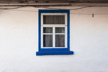 Beyaz bir evin dışındaki eski pencere..