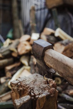 Arka planda kesilmiş ağaçlar olan büyük bir balta..