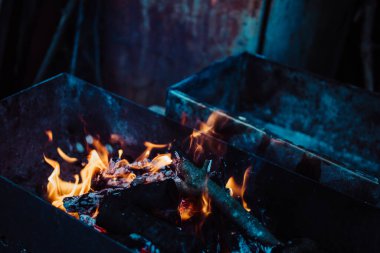 Koyu ve kasvetli renklerde ızgarada yakacak odun..