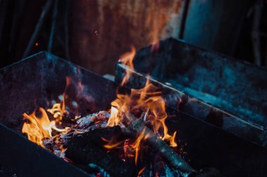 Koyu ve kasvetli renklerde ızgarada yakacak odun..