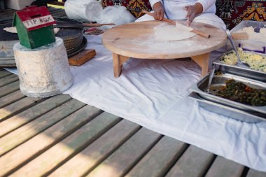 Türkiye 'de bir otel restoranında Türk pastası hazırlayan bir kadın