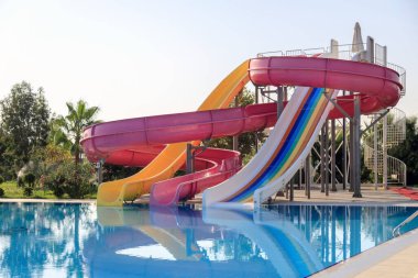 Türkiye 'deki otel havuzunda su kayakları
