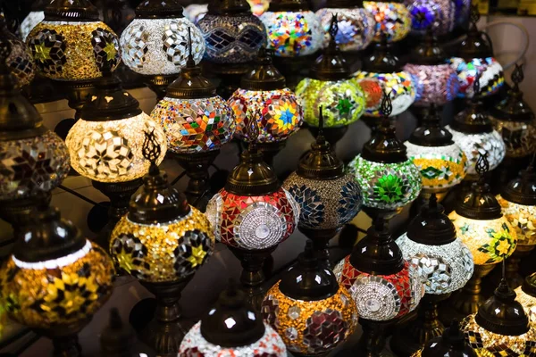 Grand Bazaar, İstanbul, Türkiye 'de lekeli cam lambalar. Renkli doğulu güzel hediyelerin panoramik manzarası. Esnaf pazarında çok güzel lambalar var. Doğu pazarında Arap ve Türk el sanatları ürünleri. — Stok fotoğraf