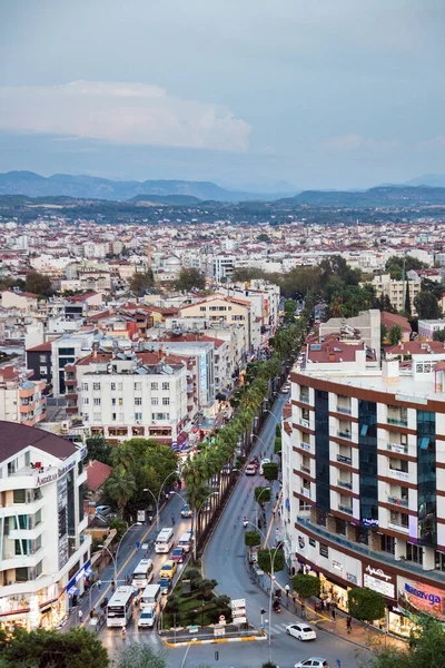 Panarama di Manavgat, Turchia al tramonto. Vista dal ponte di osservazione — Foto Stock