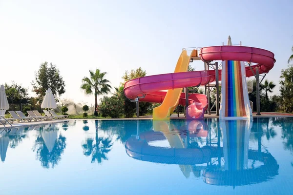 Toboganes de agua en la piscina del hotel en Turquía — Foto de Stock