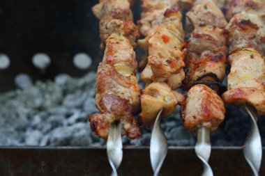 Izgarada şiş kebap