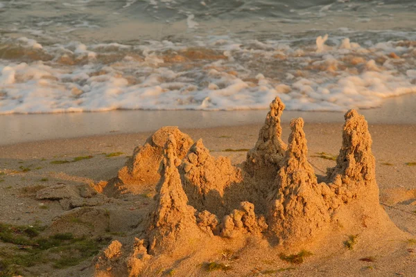 Hrad z písku na břehu Černého moře v podvečerním šeru — Stock fotografie