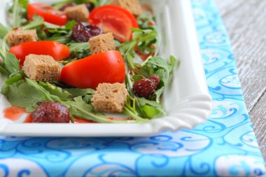 domates salatası, çilek, roka, kruton