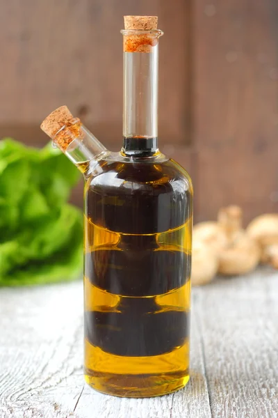Garrafa com vinagre de oliva e balsâmico iaslom — Fotografia de Stock