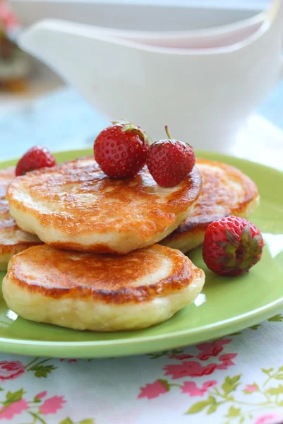 Pannekaker med jordbær – stockfoto