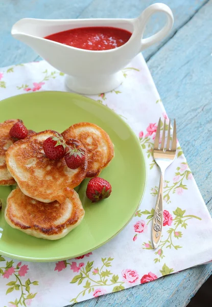 Pancakes with strawberries — Stock Photo, Image