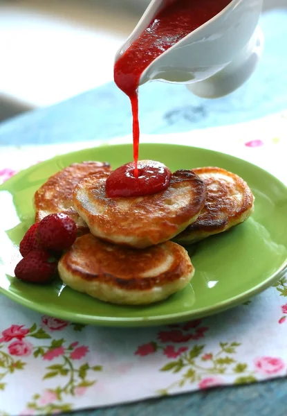 Pancakes with strawberries — Stock Photo, Image