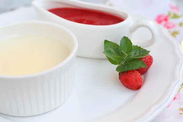 Dessert Panna cotta mit Erdbeersoße — Stockfoto