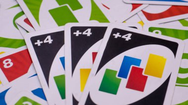 2 Aralık 2020: Uno Kart Oyunu. Oyun masasında Uno kartları var.