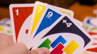 2 Aralık 2020: Uno Kart Oyunu. Oyun masasında Uno kartları var.