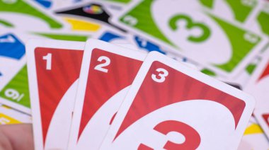 2 Aralık 2020: Uno Kart Oyunu. Oyun masasında Uno kartları var.