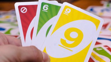 2 Aralık 2020: Uno Kart Oyunu. Uno kart oyunu, kadın elinde oyun kartları.