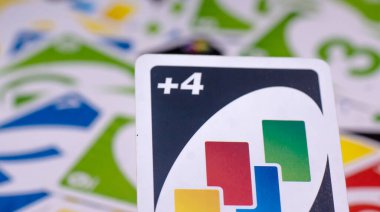 2 Aralık 2020: Uno Kart Oyunu. Uno kart oyunu, kadın elinde oyun kartları.