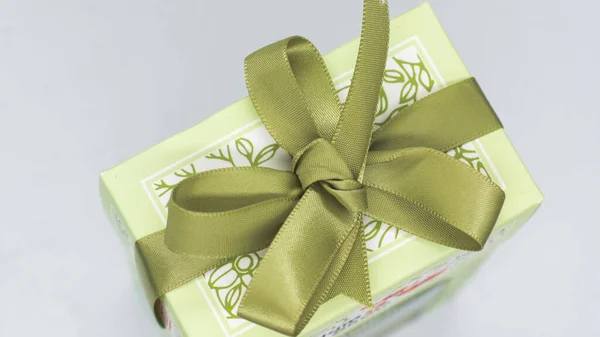 Green Gift Box Green Bow Fun Holiday Birthday Party — Stock Photo, Image