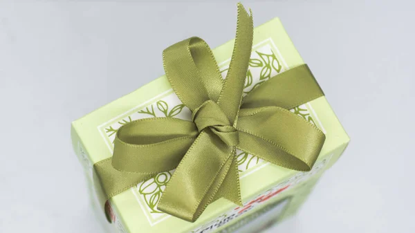 Green Gift Box Green Bow Fun Holiday Birthday Party — Stock Photo, Image