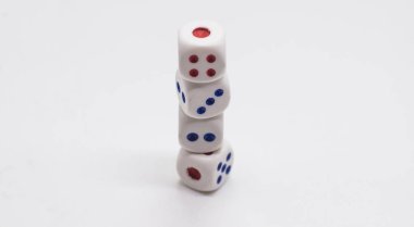 Küp küpün üzerinde. Beyaz arka planda mavi ve kırmızı sivri uçlu beyaz küp zar yığını. Oyun, kumar, şans ve risk konsepti