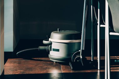 Temizlik servisi. Ofiste profesyonel bir temizlikçi.