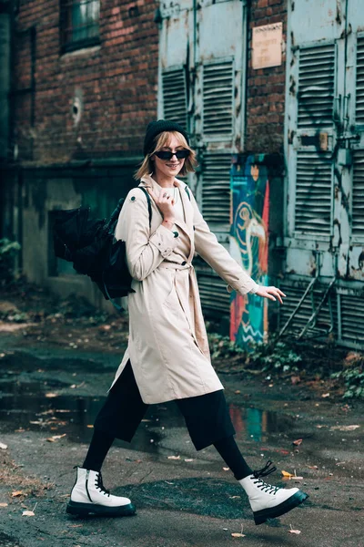 아름다운 금발의 여성이 베이지 가방을 거리를 행진하고 유행에 평상복이군 선택적 — 스톡 사진