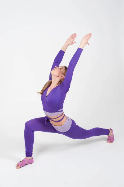 Красивая Женщина Фиолетовых Леггинсах Топ Делать Упражнения Растяжения Белом Фоне — стоковое фото