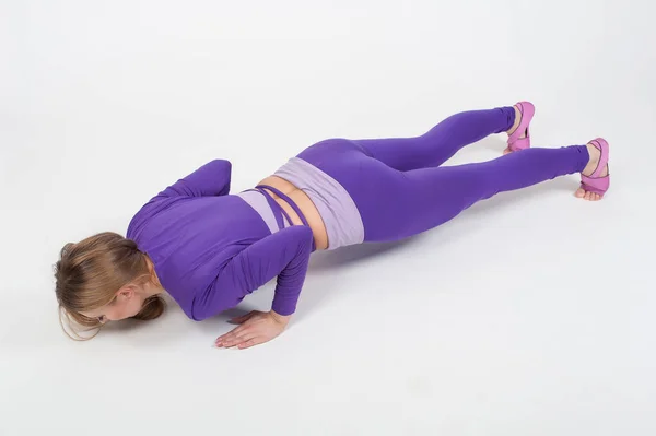 Vacker Kvinna Lila Leggings Och Topp Gör Övning För Stretching — Stockfoto