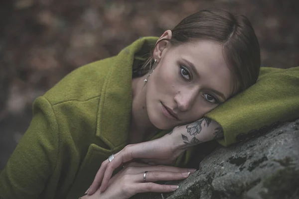 Модная Молодая Женщина Зеленом Пальто Позирует Лесу Возле Камня Арт — стоковое фото
