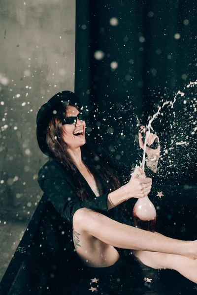 Menina Uma Jaqueta Preta Chapéu Posando Banho Preto Uma Garrafa — Fotografia de Stock