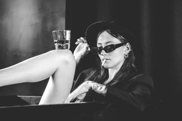 Menina Uma Jaqueta Preta Chapéu Fumar Cigarro Posando Perto Banho — Fotografia de Stock