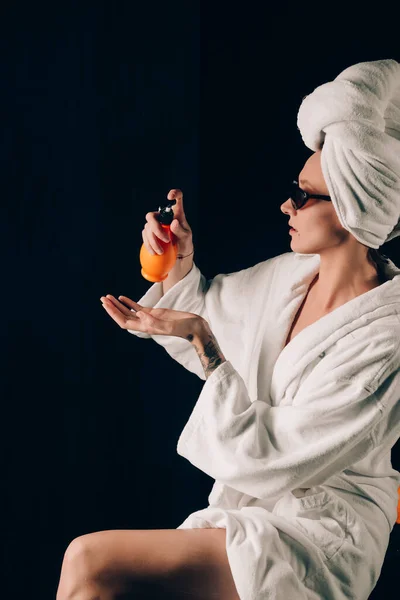 Φροντίδα Του Δέρματος Γυναίκα Γυαλιά Ηλίου Εφαρμογή Κρέμα Στο Πετσέτα — Φωτογραφία Αρχείου