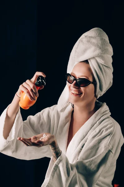 Cuidado Piel Mujer Gafas Sol Aplicando Crema Toalla Baño Después — Foto de Stock