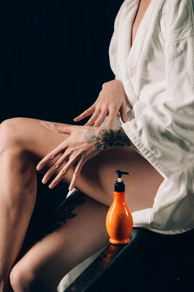 Cilt Bakımı Havluyla Siyah Banyo Uygulama Kreminin Kıyısında Oturan Kadın — Stok fotoğraf