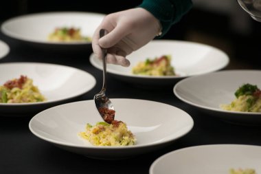 Şefin, beyaz kasede servis edilen domuz pastırmalı İrlanda alabalığı ya da lahana, pırasa ve yeşil soğanla birlikte geleneksel patates püresi servis ettiği yakın plan.