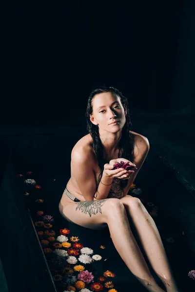 Giovane Bella Donna Bruna Con Tatuaggi Bagno Con Acqua Fiori — Foto Stock