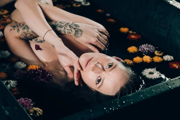 Mulher Morena Bonita Nova Com Tatuagens Banho Com Água Flores — Fotografia de Stock