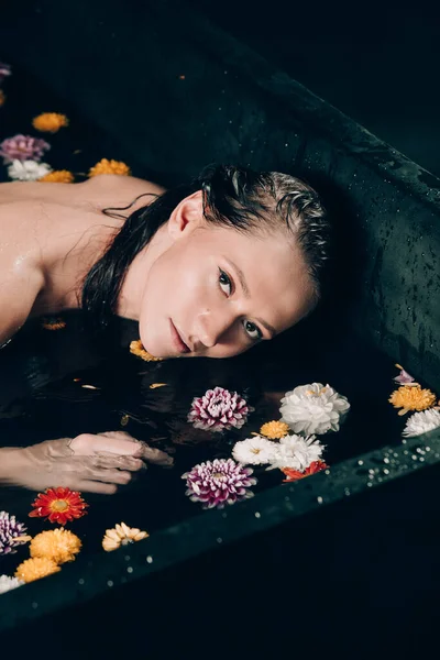 Giovane Bella Donna Bruna Con Tatuaggi Bagno Con Acqua Fiori — Foto Stock