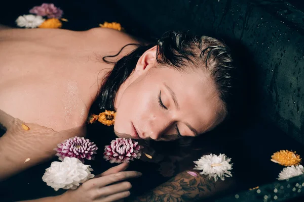 Fiatal Csinos Barna Tetoválásokkal Fürdőben Vízzel Virágokkal Meztelen Modell Egy — Stock Fotó