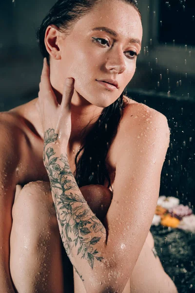 Νεαρή Όμορφη Μελαχρινή Γυναίκα Τατουάζ Στο Μπάνιο Νερό Και Λουλούδια — Φωτογραφία Αρχείου