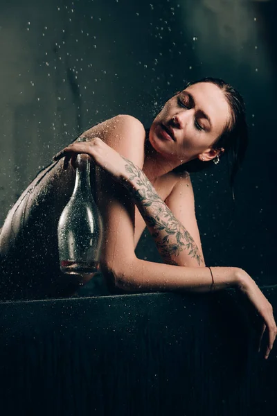 Giovane Bella Donna Bruna Con Tatuaggi Bagno Modello Nudo Durante — Foto Stock