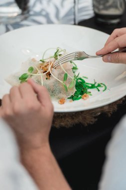Bir tabak marul, limon ve kuşkonmazlı Calamari Salatası.