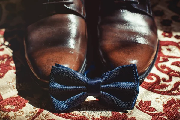 商人的配件 男式配饰 男式的领带 鞋子和腰带 放在阳光下的新郎 — 图库照片