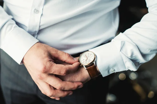 Чоловічі Годинники Руці Біла Сорочка — стокове фото