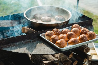 Hamburger için sığır eti ve domuz eti. Mangal 'da pirzola pişirmek. Izgara Kıymalı Et. Şef, açık havada hamburger pişiriyor. Doğada yaz pikniği. Lezzetli Et Tabağı. Yakın çekim.